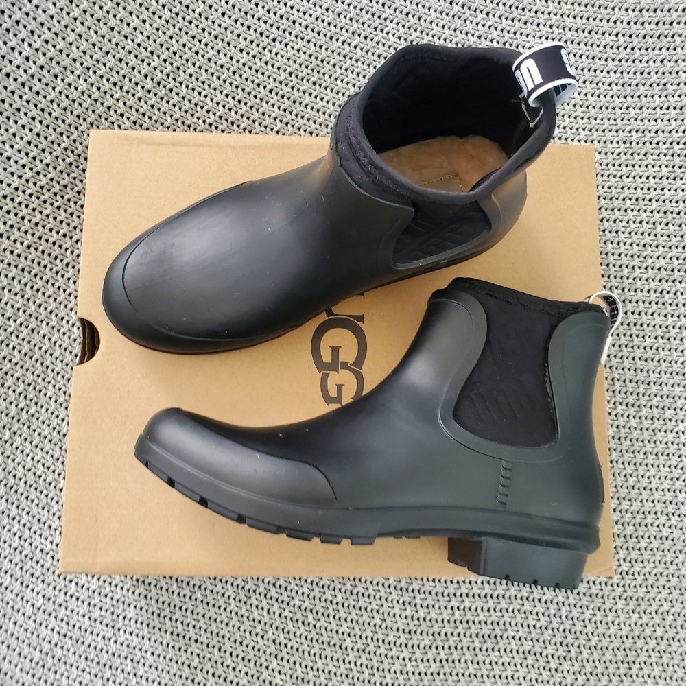 UGG Chevonne rain boots  new size 8